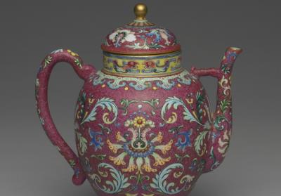 图片[2]-Teapot in yangcai enamels with incised red ground pattern of flower brocade, Qing dynasty, Qianlong reign (1741)-China Archive